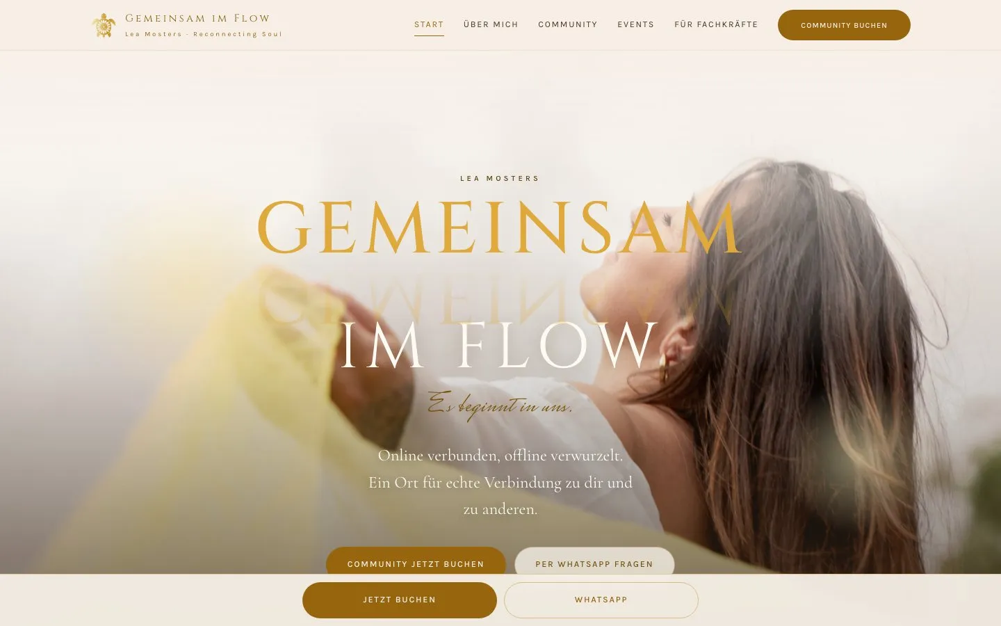 Startseite der Website reconnecting-soul.de: Titel „Gemeinsam im Flow“, Foto einer Frau mit wehendem Haar, Buttons zum Buchen und für WhatsApp.